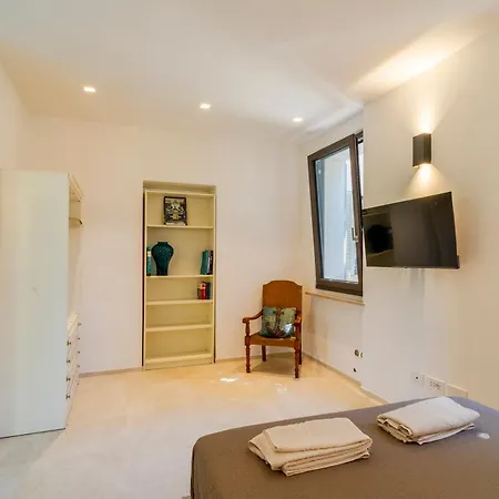 Magnolia House- Monolocale Con Ingresso Indipendente דירה צ'יביטאנובה מארקה