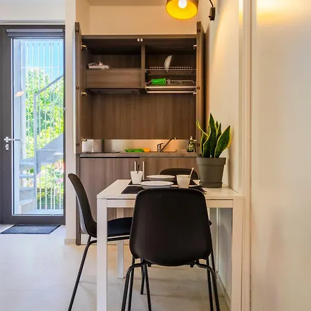 Magnolia House- Monolocale Con Ingresso Indipendente Чивитанова-Марке